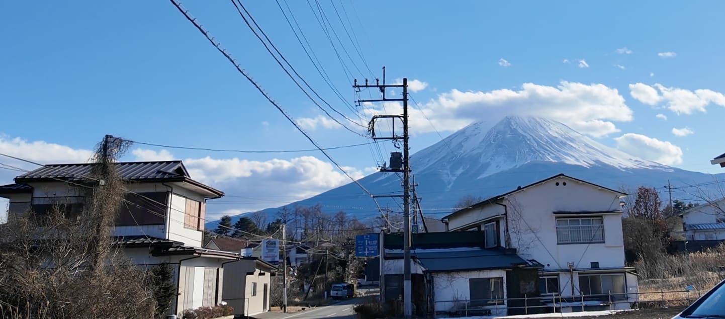 Jalanan khas Jepang dengan Gunung Fuji di latar belakang